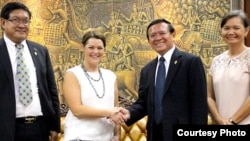 លោក កឹម សុខា និង​លោកស្រី Sarah Hanson-Young សមាជិកា​ព្រឹទ្ធសភា​នៃ​គណបក្ស​បៃតង​ប្រទេស​អូស្ត្រាលី ចាប់រលាក់​ដៃគ្នា​នៅ​ថ្ងៃទី ១៨​ខែវិច្ឆិកា ឆ្នាំ២០១៤។ (រូបថត​ផ្តល់​ឲ្យ​ដោយ​ កឹម សុខា)