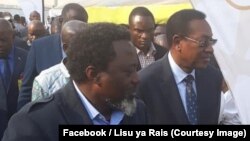 Le président Joseph Kabila, à gauche, accompagné du Premier ministre Bruno Tshibala, à droite, visite un stand lors du forum minier à Kolwezi, RDC, 14 septembre 2018. (Facebook/Lisu ya Rais)