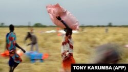 អ្នក​ភូមិ​ប្រមូល​យក​ជំនួយ​ស្បៀង​អាហារ​ដែល​ទម្លាក់​ពី​យន្តហោះ នៅ​ក្នុង​តំបន់ Ayod ប្រទេស​ស៊ូដង់​ខាងត្បូង កាលពី​ថ្ងៃទី៦ ខែកុម្ភៈ ឆ្នាំ២០២០។