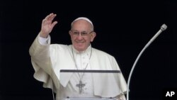 Paus Fransiskus memberkati umatnya saat membaca doa Angelus tengah hari, dari jendelanya yang menghadap alun-alun Santo Petrus, di Vatikan, 7 Oktober 2018. (Foto: dok).