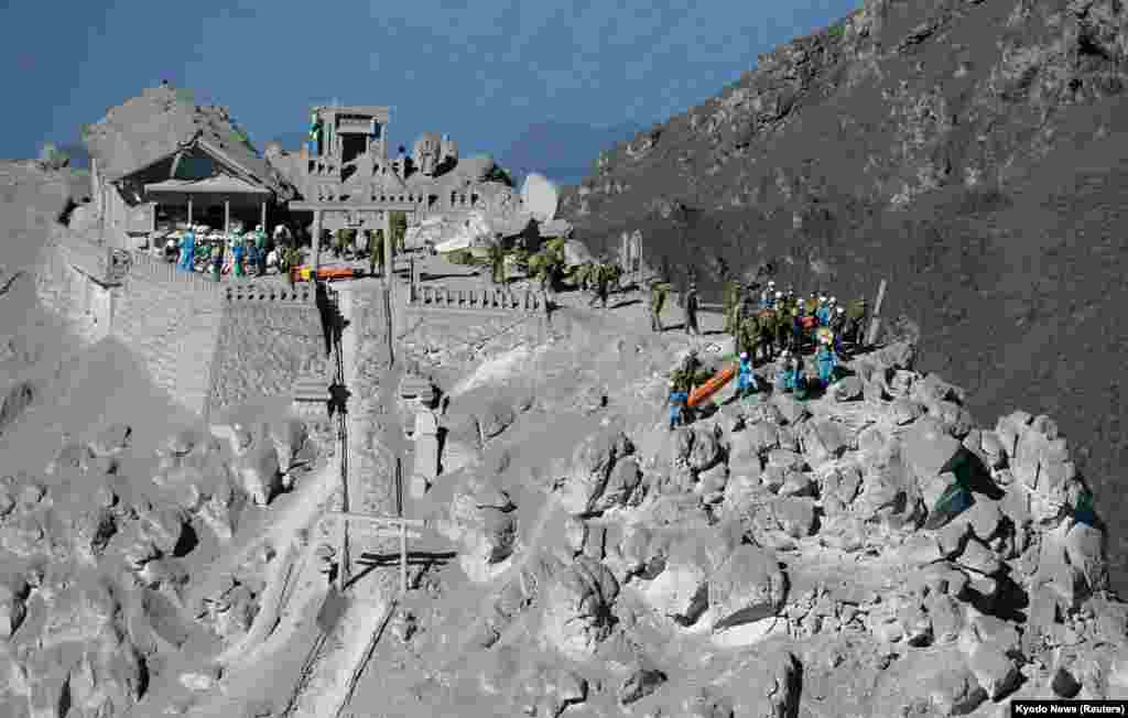 Para anggota&nbsp;Pasukan Bela Diri Jepang (JSDF)&nbsp;dan polisi setempat ikut ambil bagian dalan operasi penyelamatan&nbsp;dekat puncak gunung berapi Ontake (29/9). Lebih dari 500 anggota tim penyelamat dikerahkan dalam pencarian korban erupsi gunung berapi di Jepang bagian tengah ini. 