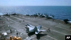 រូបឯកសារ៖ នាវិកកំពុងបំពេញការងារនៅលើនាវាចម្បាំង Theodore Roosevelt នៅដែនសមុទ្រអន្តរជាតិក្នុងតំបន់សមុទ្រចិនភាគខាងត្បូង កាលពីថ្ងៃទី១០ ខែមេសា ឆ្នាំ២០១៨។ 