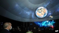 레베프 타이이프 에르도안 터키 대콩령이 9일 앙카라에서 달탐사 계획을 발표했다.