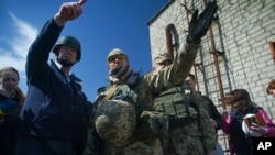 Des militaires membre de l'OSCE en mission dans l'Est du pays le 16 avril 2016.