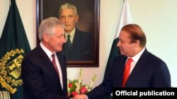Perdana Menteri Pakistan Muhammad Nawaz Sharif berjabat tangan dengan Menteri Pertahanan Chuck Hagel di Islamabad, Senin (9/12).