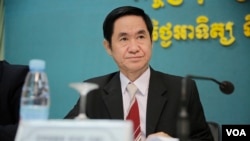 រូបឯកសារ៖ លោក​ ហង្ស ពុទ្ធា អ្នក​នាំពាក្យ​គណកម្មាធិការ​រៀបចំ​ការ​បោះ​ឆ្នោត (គ.ជ.ប.) ចូលរួម​ក្នុង​កិច្ច​ប្រជុំ​ភាគី​ពាក់ព័ន្ធ​អំពី​ការ​បោះឆ្នោត​សភា​ជាតិ​នីតិកាល​​ទី​៤​កាលពី​ថ្ងៃទី​២៥ កុម្ភៈ ២០១៨​ នៅ​ទីស្នាក់ការ​កណ្តាល​របស់​គ.ជ.ប. ក្នុង​រាជធានី​ភ្នំពេញ ប្រទេស​កម្ពុជា។ (ទុំ ម្លិះ/VOA)