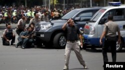 Polisi Indonesia bereaksi ke lokasi terjadinya beberapa ledakan di Jakarta, Kamis siang (14/1).