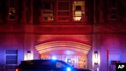 지난 13일 미국 미시간주립대 총격 사건 현장을 경찰이 조사하고 있다.