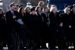 Amy Carter (aliyevaa miwani akiwa katikati) akiwa na wanafamilia akishuhudia mwili wa baba yake, Rais wa zamani wa Marekani Jimmy Carter, wakati wakiondoka kutoka Bunge la Marekani kuelekea kwenye ibada ya mazishi huko katika Kanisa Kuu, Washington, Jan. 9, 2025.