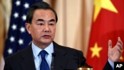 在华盛顿访问的中国外长王毅