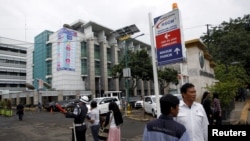 Suasana di depan pintu masuk Rumah Sakit Cipto Mangunkusumo, Jakarta (foto: ilustrasi). 