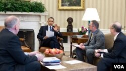 Presiden Barack Obama (kedua dari kiri) menerima briefing mengenai bencana di Jepang dan peringatan tsunami bagi daerah pesisir Samudera Pasifik di kantornya, Jumat (11/3).