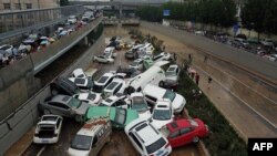 大量浸泡在水中的汽车拥堵在郑州市一隧道入口处。（2021年7月22日）