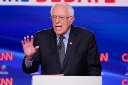 Senator Bernie Sanders berpartisipasi dalam debat utama presiden dari Partai Demokrat di CNN Studios di Washington, Minggu, 15 Maret 2020. (Foto: AP/Evan Vucci)