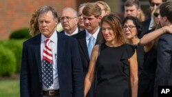 지난 2017년 6월 미국 오하이오주 와이오밍에서 열린 오토 웜비어 씨의 장례식에서 아버지 프레드와 어머니 신디 씨 등 가족들이 운구행렬을 따르고 있다.