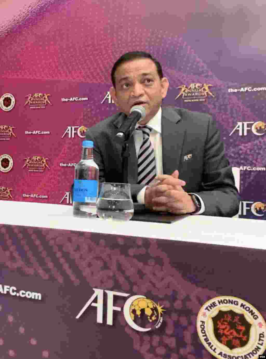 نشست خبری پیش از مراسم بهترین&zwnj;های فوتبال آسیا - اعلام شد علیرضا بیرانوند چون سوگوار مرگ یکی از بستگانش است، در مراسم خبری حاضر نشده است. مدیر رسانه ای نشست خبری کنفدراسیون آسیا با علیرضا بیرانوند ابراز همدردی کرد.