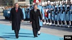 O'zbekiston prezidenti Shavkat Mirziyoyevni Turkiyada mamlakat rahbari Rajab Toyyib Erdog'an qabul qilmoqda. 19-fevral, 2020. 