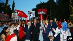 Presiden Turki, Recep Tayyip Erdogan, tengah, ditemani oleh istrinya Emine, kiri, berbaris bersama kelaurga para korban upaya kudeta yang gagal 15 Juli 2016 (foto: Presidency Press Service via AP, Pool)