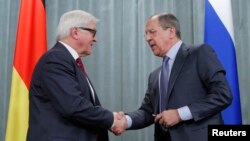 Russia's Foreign Minister Sergei Lavrov (R) shakes hands with his German counterpart Frank-Walter Steinmeier during a news conference in Moscow, Feb. 14, 2014. 