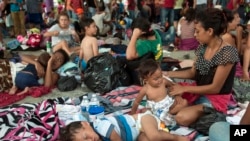 2018年10月20日一群移民在墨西哥恰帕斯州伊达尔戈城的一个中央公园休息。