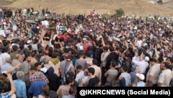 حضور گسترده مردم در مراسم خاک‌سپاری امدادگران جان‌باخته در سنندج