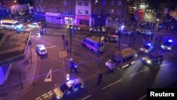 Polisi London mengamankan lokasi terjadinya serangan dengan menggunakan sebuah mobil van terhadap Muslim yang baru selesai sholat di Masjid Finsbury Park, London utara, Senin pagi (19/6). 