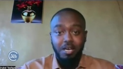 መረጃን በማጣራት ሀሰተኛ መረጃን ለማጥፋት የሚጥረው ወጣት
