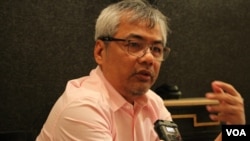 លោក​ ឆាំង យុ​ ប្រធាន​មជ្ឈមណ្ឌល​ឯកសារ​កម្ពុជា​ (DC-Cam) ក្នុង​អំឡុង​ពេល​ផ្ដល់​បទ​សម្ភាសន៍​ដល់ ​VOA​ នៅ​សណ្ឋាគារ Beacon ក្នុង​រដ្ឋ​ធានី Washington កាល​ពី​ថ្ងៃសុក្រ ទី១២ ខែ​ឧសភា ឆ្នាំ​២០១៧។ (ហុង ចិន្តា​/VOA)