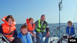 Keluarga Johansen pada saat akan berangkat untuk melakukan pelayaran keliling dunia (foto: dok).