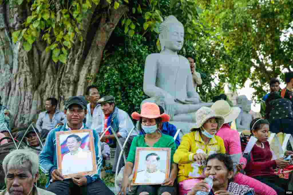 ប្រជាពលរដ្ឋ​ពី​ខេត្ត​ក្រចេះដែល​រង​ជម្លោះ​ដីធ្លី​ ទល់​នឹង​ក្រុមហ៊ុនចម្ការ​កៅស៊ូ​មេមត់ ឡើងមកដង្ហែញាត្តិ​តាម​ដង​ផ្លូវ​នៅ​រាជធានី​ភ្នំពេញ​ ទាមទារ​សុំ​ការដំណោះស្រាយ​ដោយ​រដ្ឋាភិបាល​ទៅលើ​​ការ​បាត់បង់ដីធ្លីដែល​ពួកគាត់អះអាង​ថា​ជា​របស់ពួកគាត់។ (ខាន់​ សុគុំមនោ​/VOA)