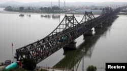 지난 9월 중국 접경 도시 단둥에서 북한 신의주로 향하는 화물차들이 압록강대교(중조우의교)를 건너고 있다.