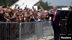 Presiden Donald Trump menyapa para pendukungnya di Bandara Internasional Wilmington, di Wilmington, North Carolina, Rabu, 2 September 2020. (Foto: Reuters)