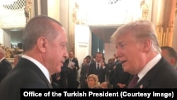 Presiden Turki Recep Tayyip Erdogan (kiri) bersama Presiden AS Donald Trump saat bertemu dalam jamuan makan malam yang diselenggarakan oleh Presiden Perancis Emmanuel Macron di Paris, Perancis, 10 November 2018. (Foto: dok). 