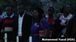 Des gens pleurent les 148 personnes tuées lors de l'attaque perpétrée par un commando à l'université de Garissa, a Nairobi, Kenya