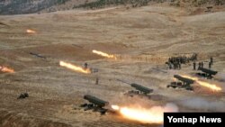 북한 측이 한국 군의 북방한계선 침범 대응을 군사적 도발이라며 군사적 타격을 가하겠다고 위협했다. 사진은 지난해 3월 북한 군 포병부대가 연평도와 백령도 타격과 관련해 포 사격훈련을 하는 모습. (자료사진)