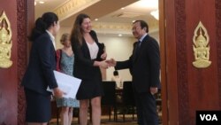 លោកស្រី Anna Maj Hultgård ឯក​អគ្គ​រាជទូត​ស៊ុយអែត​ប្រចាំ​ព្រះរាជាណាចក្រ​កម្ពុជា​ដើរ​ចេញ​ពី​បន្ទប់​ប្រជុំ បន្ទាប់​មាន​កិច្ច​ប្រជុំ​ជាមួយ​​រដ្ឋមន្ត្រី​ក្រសួងការបរទេស​ទើបតែងតាំង​ថ្មី​លោក​ប្រាក់ សុខុន​ នៅ​រាជធានី​ភ្នំពេញ កាលពី​ថ្ងៃទី៥ ខែឧសភា ឆ្នាំ២០១៦​។