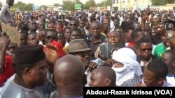 Lors de la manifestation des protestants anti-loi de Finances à Niamey, Niger, le 29 octobre 2017. (VOA/Abdoul-Razak Idrissa)