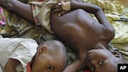 Wadansu yara masu fama da zazzabin cizon sauro suna kwance