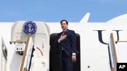 Waziri wa Mambo ya Nje wa Marekani Marco Rubio akipanda ndege kuelekea Marekani, mjini Abu Dhabi, Falme za Kiara AP)
