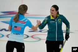 تیهیل گیل، بازیکن تیم کرلینگ استرالیا، پس از پیروزی ویکتوریا پرسینگر (چپ) از آمریکا به او تبریک می‌گوید. (چهارشنبه ۱۳ بهمن ۱۴۰۰)