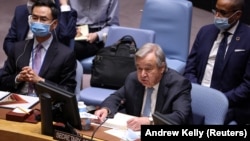 안토니우 구테흐스(가운데) 유엔 사무총장이 6일 미국 뉴욕 유엔본부에서 열린 안전보장이사회 회의에서 발언하고 있다. 