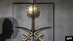 Bayangan petugas keamanan terpantul di pintu masuk Konsulat Arab Saudi di Istanbul, 12 Oktober 2018. (Foto: dok).