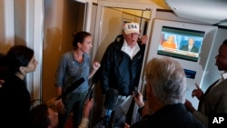 Presiden Donald Trump berbicara kepada reporter di dalam pesawat kepresidenan Air Force One, dalam perjalanan ke Washington, 14 September 2017.