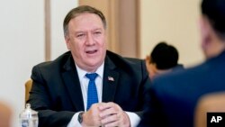 지난달 6일 평양을 방문한 마이크 폼페오 미국 국무장관이 백화원초대소에서 김영철 노동당 부위원장과 회담하고 있다.