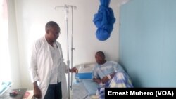 Ephrem Kizungu, patient hospitalisé pour paludisme grave à l'hôpital Skyborne, Sud-Kivu, RDC, 25 avril 2018. (VOA/Ernest Muhero)