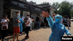 Warga antre di luar tempat tes Covid-19 di Beijing, China, 19 Juni 2020. 