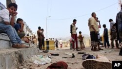 Warga sipil Yaman berkumpul pasca serangan bom bunuh di kota Aden, Yaman selatan (23/5). 