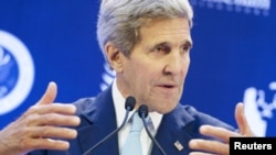 Menlu AS John Kerry menyampaikan sambutan di Singapore Managment University, Singapore (4/8). 