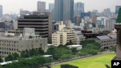 在东京的日本防卫省（国防部）大院，其中部署了PAC-3爱国者导弹系统（2017年8月10日）。