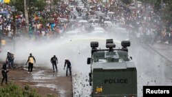 17일 케냐 나이로비에서 야권 지도자 라일라 오딩가를 지지하는 대규모 집회가 열린 가운데, 경찰이 참가자들의 도심 진입을 막기 위해 물대포를 쏘고 있다.